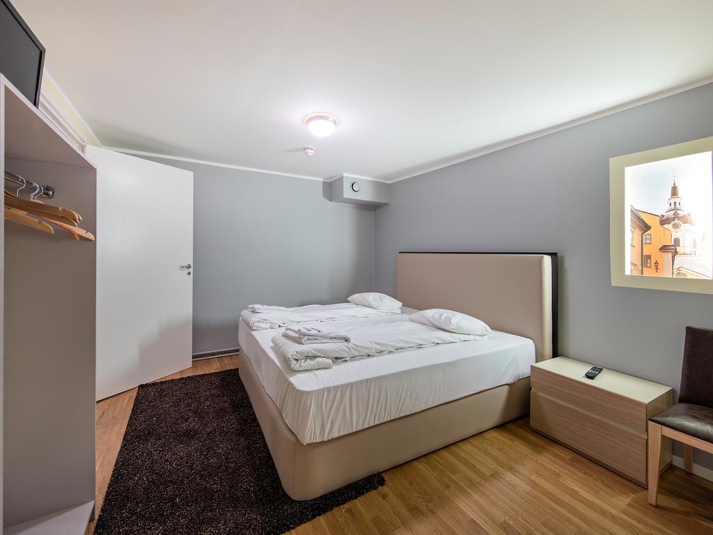 Chambre Triple avec Salle de Bains Privative (Aucune Fenêtre)